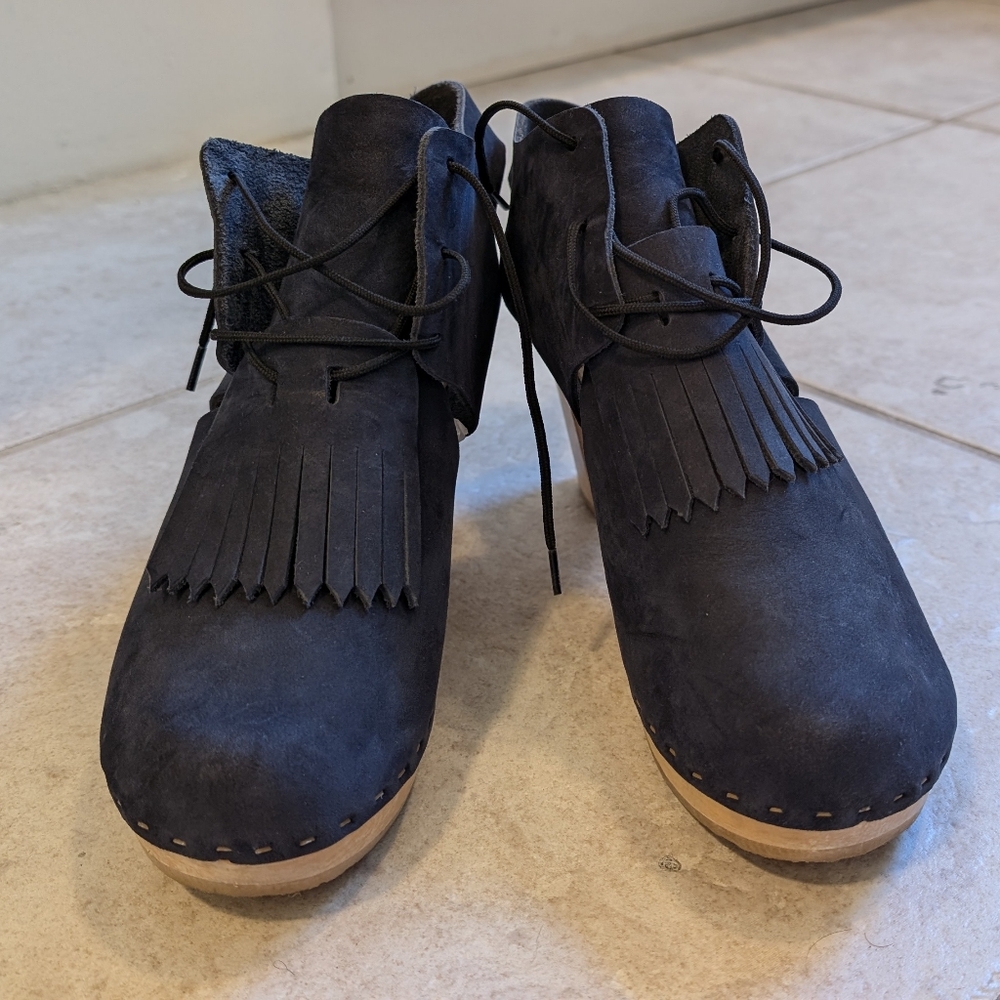 Bryr Sofie clogs in Ink (navy blue)